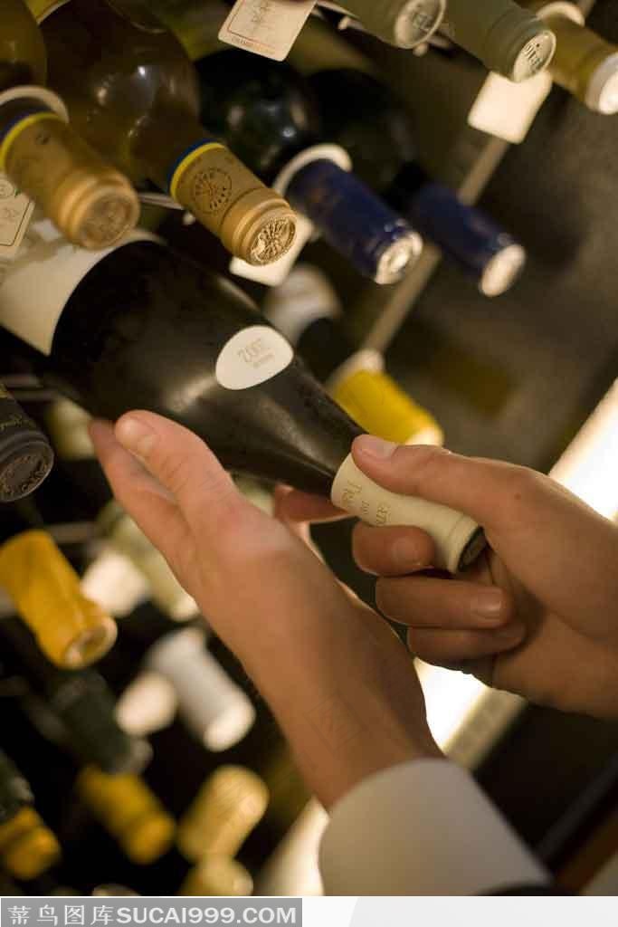 从酒窖里拿葡萄酒的手