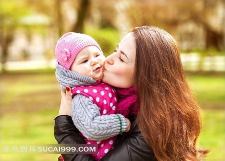亲吻孩子的妈妈