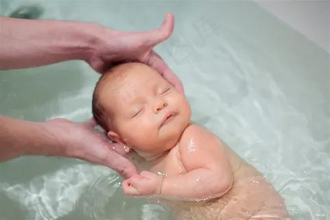 洗澡的可爱宝宝高清摄影图片素材