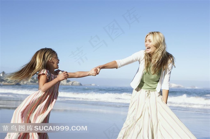 海边漂亮的母女玩耍动作高清特写