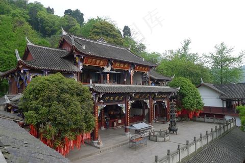 树林前的古建筑庙宇