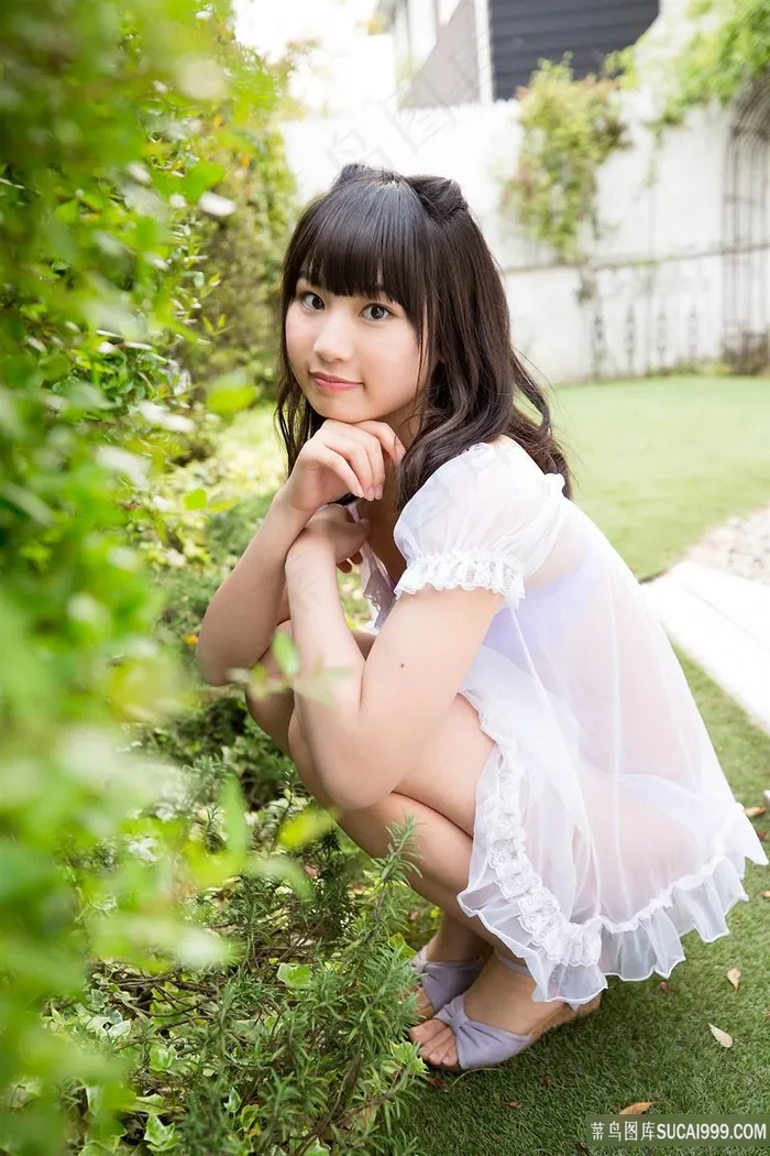 蹲在草地上的日本清纯美女图片