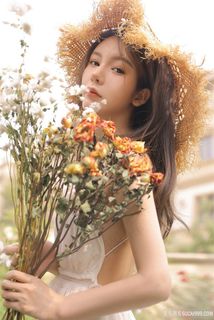 抱着花束的*清纯美女户外写真图片