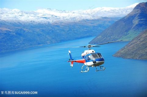 飞过大海的直升机高清图片