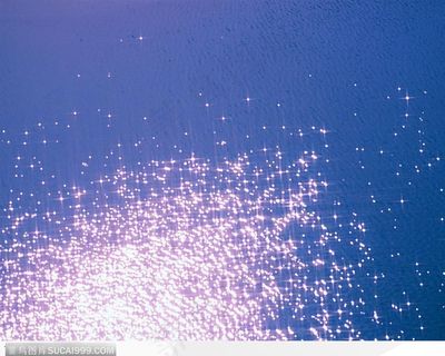 太阳照耀下的湖