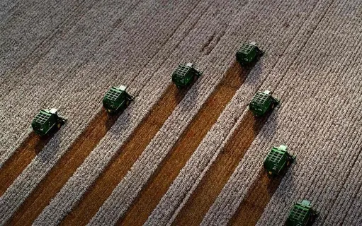 俯视联合收割机收割图片