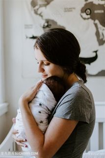 抱在怀里熟睡宝宝