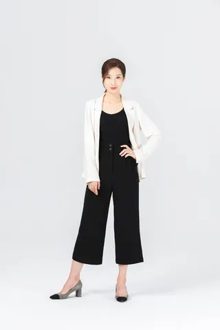 女销售站立摄影棚