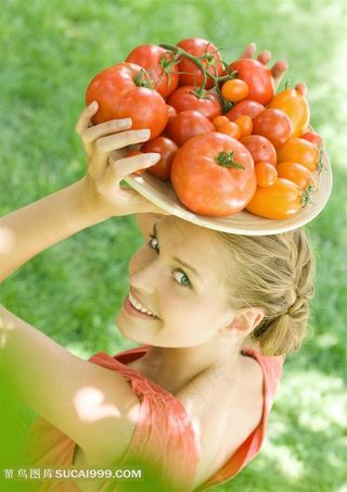 头顶水果美女图片