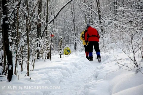 林海雪原中徒步穿越的驴友
