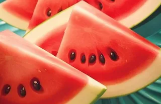 桌上切开的西瓜背景