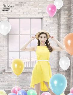 美女气球蓝天背景