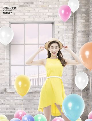 美女气球蓝天背景