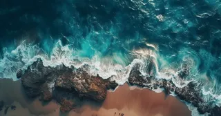 海岸边海浪为背景的海滩场景航空摄影图