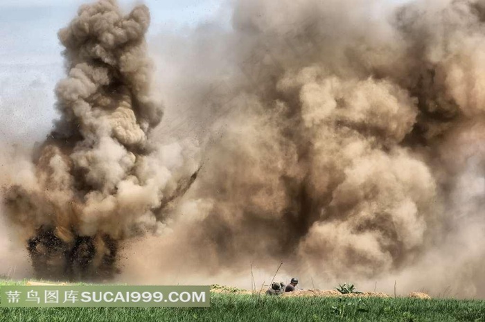草地上的硝烟战场