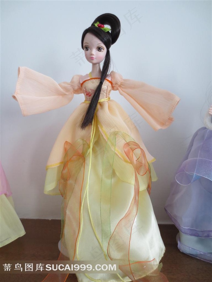 手工制作穿浅黄色裙子的美女娃娃