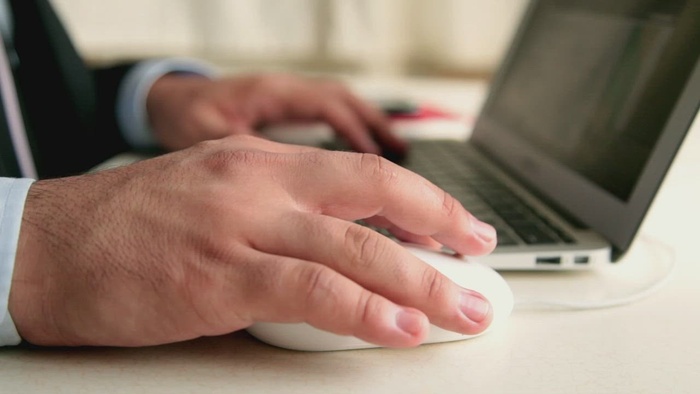 西装革履的商人在  上工作