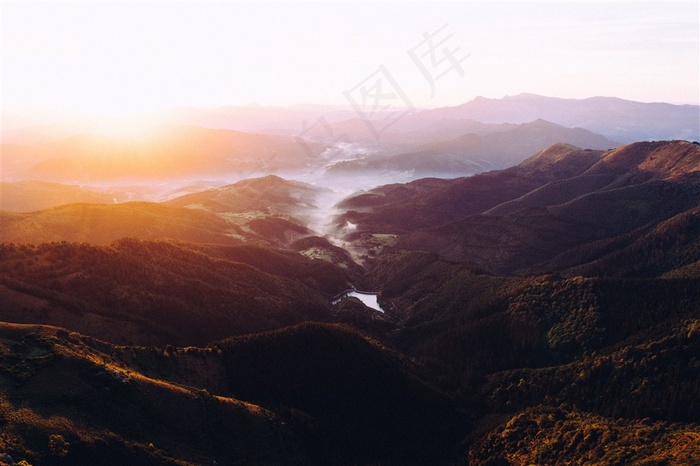 山峦俯视山水风景图片