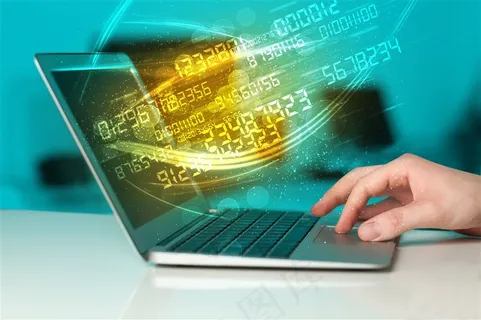 正在用电脑敲击代码的人 正在用电脑敲击代码的人