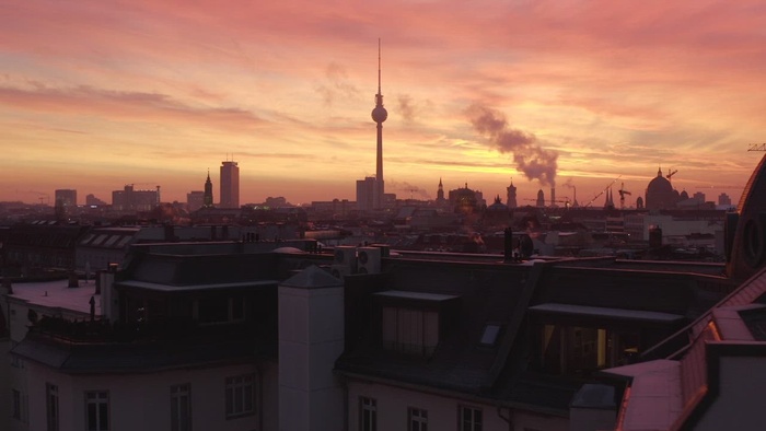 日落时欧洲城市的壮观天际线