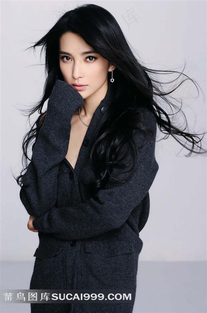 穿黑色长衬衣的骨感美女李冰冰