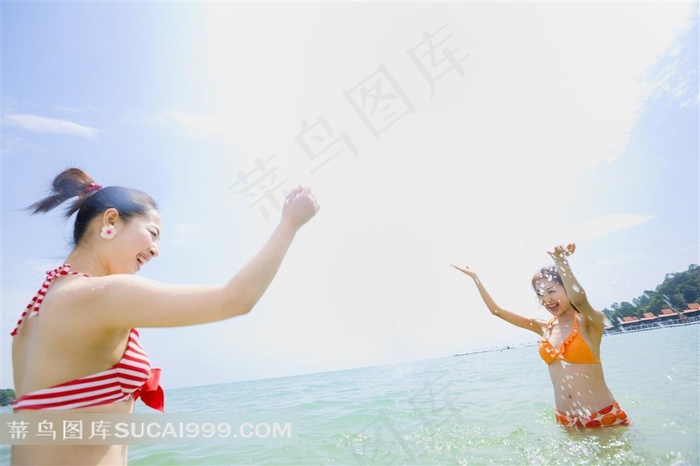 玩水嬉戏的泳装美少女