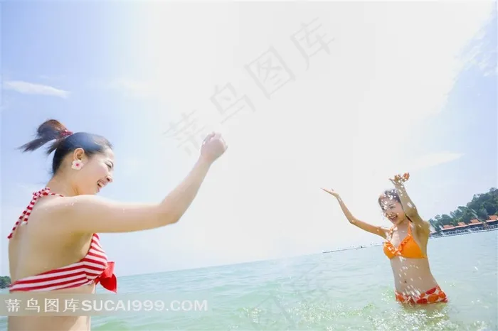 玩水嬉戏的泳装美少女