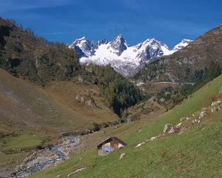 雪山小下山坡间的沟壑