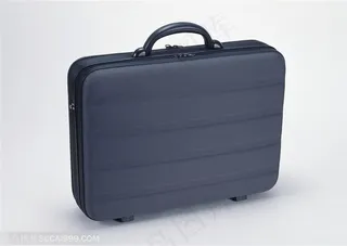 箱子-竖着摆放的一只黑色箱子