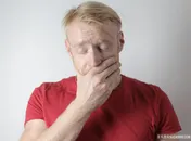 捂脸闭眼男人图片