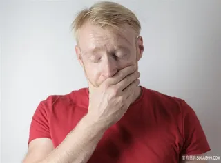 捂脸闭眼男人图片