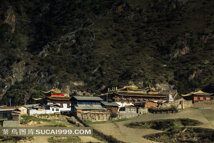 扎尕那旅游风光高原上的寺院景观