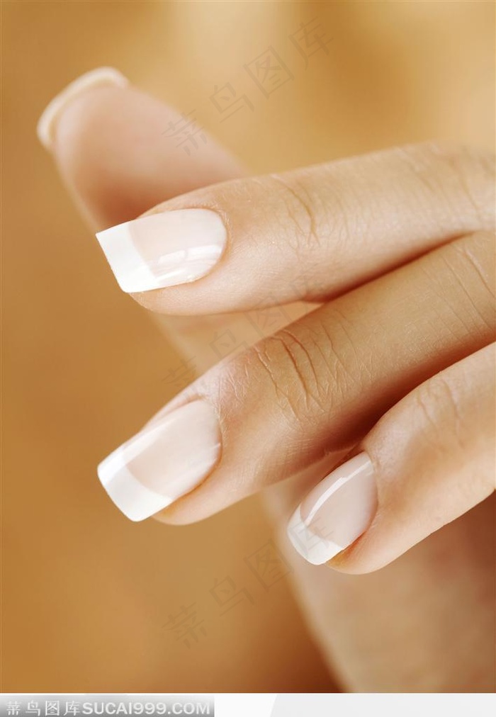 修整后的乳白色指甲