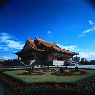 蓝天白云下的古建筑宫殿