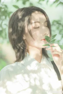 亲吻花草清纯美女图片