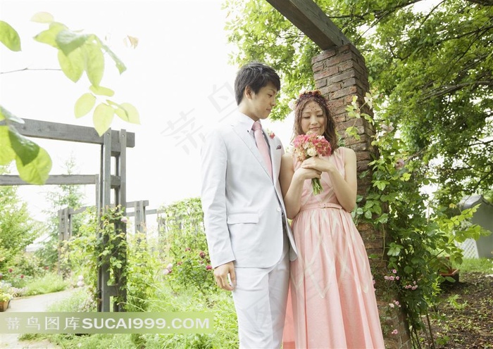 花园里的新郎新娘婚纱摄影