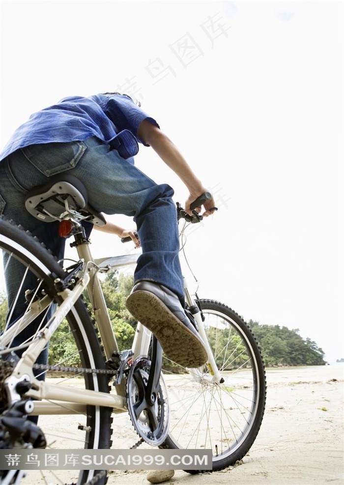 户外骑着山路自行车的男性特写