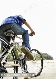 户外骑着山路自行车的男性特写 户外骑着山路自行车的男性特写
