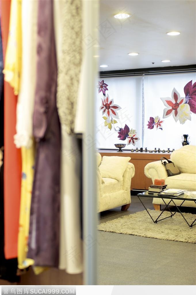 流行服饰-简约的服饰店