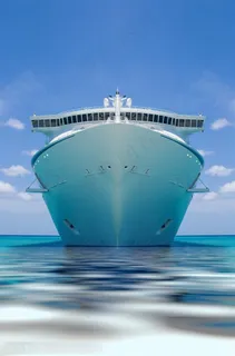 正在海上行驶的高清浅蓝色游轮前图 正在海上行驶的高清浅蓝色游轮前图