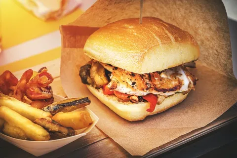 黄色美味汉堡摄影素材