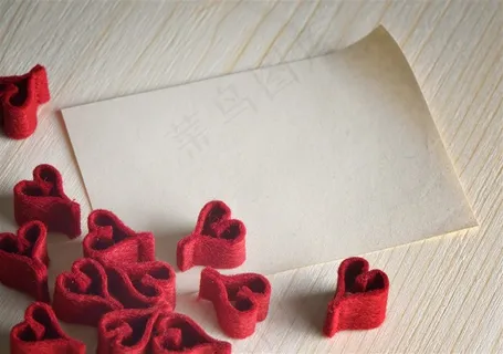 在木板上的空白纸张