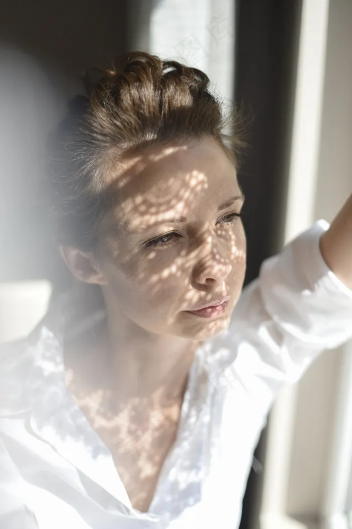 白色衬衫女生图片