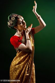 举起双手的印度美女图片