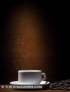 咖啡豆与白色咖啡杯图片