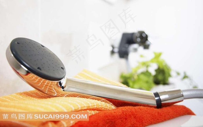 放在毛巾上的喷头