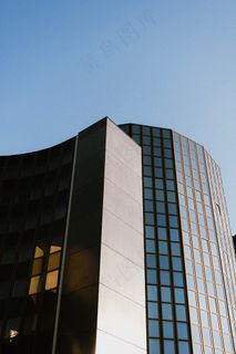 蓝天下的玻璃建筑物图片