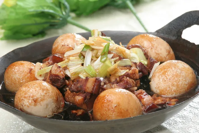 红烧肉炖鸡蛋 