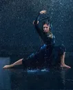水珠下的跳舞美女