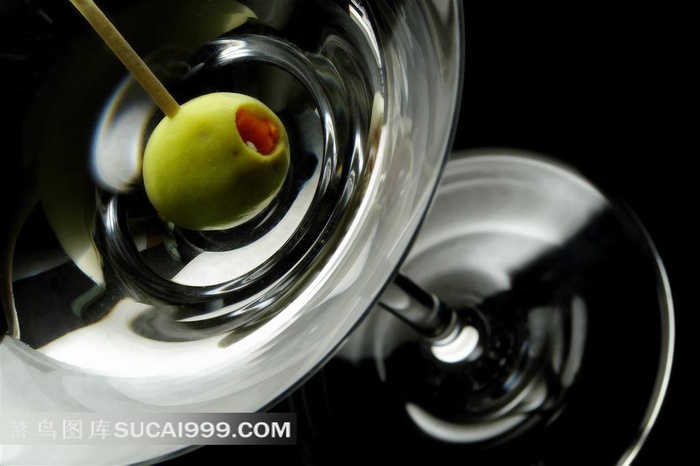 高清高脚玻璃杯槟榔图片